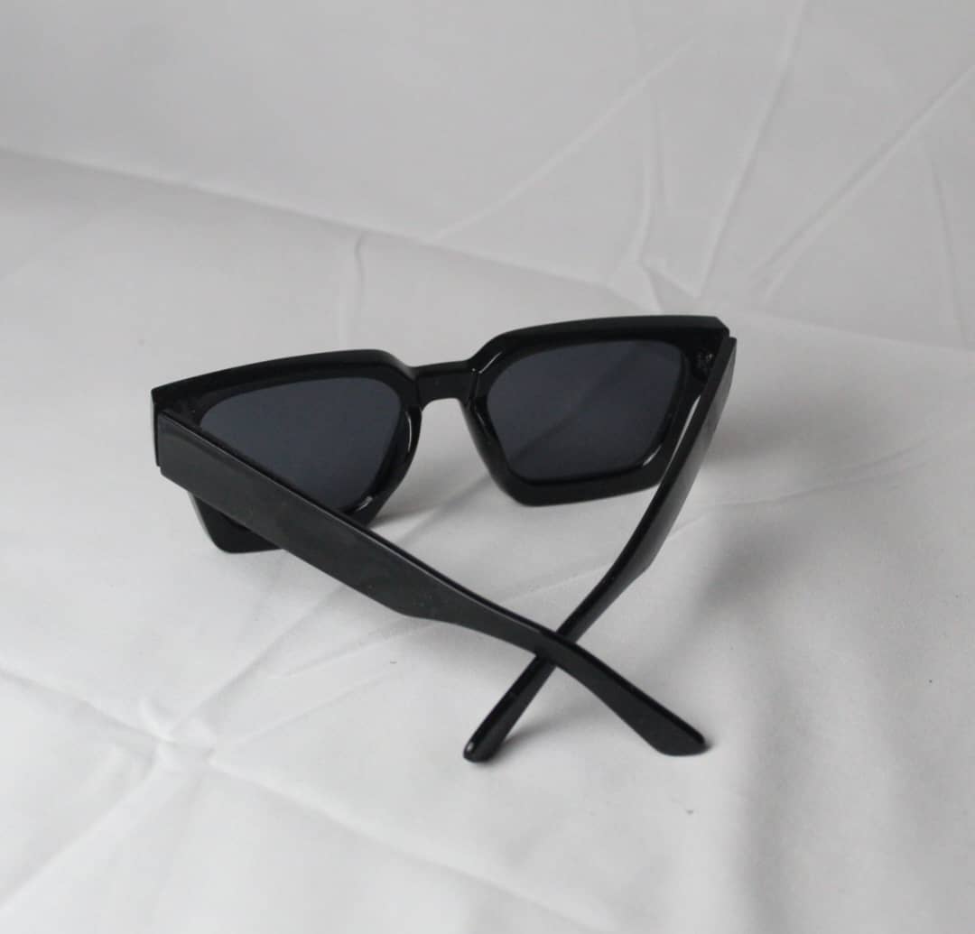 Sleek Black Rectangular Sunglasses